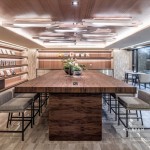 微微的燈光、溫潤(rùn)的木製長(zhǎng)桌，適合在這邊設(shè)一席家宴，誠摯地邀請(qǐng)家人好友，分享美味佳餚，共度每一刻美好時(shí)光。