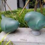 宜家前的麻雀彼此交頭接耳地，不曉得正在訴說(shuō)什麼悄悄話呢？而如此悠閒的畫(huà)面，已成為宜家一景的美學(xué)。