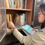 經(jīng)過日式懷舊建築的臺中文學(xué)館，不妨來到公益書席駐足，讓四處奔波的心歇歇腿、讀讀冊，也為下次的跨國旅遊重拾行囊，準備起程！