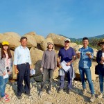 新業(yè)建設(shè)簡(jiǎn)福榮總經(jīng)理（圖左二）與新業(yè)團(tuán)隊(duì)不畏烈陽(yáng)到現(xiàn)場(chǎng)選材，正因職人對(duì)專業(yè)上的堅(jiān)持，即便是小小的溪石也需要百分百的講究。