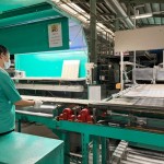 宛如馬林巴琴的演奏家，檢驗人員手持小槌子輕輕敲擊，傾聽磁磚的「音色」，透過一雙敏銳的耳朵與豐富的經(jīng)驗，聽出磁磚之間細微的不同之處，並汰除有瑕疵的磁磚。