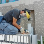 職人爬上圍牆，確認(rèn)喵星人們的位置後，專注的完成藝術(shù)品最後的裝置階段。