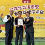 甘霖基金會頒發(fā)感謝狀給贊助單位，有了捐助和實質的支持能量，讓獨居長輩能夠持續(xù)獲得營養(yǎng)均衡的飲食和溫暖的關懷。(圖中為新業(yè)建設-邱正光副總經理、圖右為甘霖基金會-謝信男董事長)