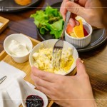 優(yōu)格、地瓜、水煮蛋製成的沙拉，取代平常使用的『美乃滋』，搭配扎實的法棍麵包一同享用，探索每種不同的風(fēng)味，感受因人而異，豐富又有趣。