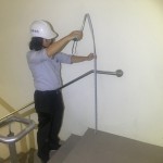 扶手高度除了符合法規(guī)，能否為使用者的生活帶來更多安全與便利性？因此，不鏽鋼樓梯扶手高度檢查也是新業(yè)職人團(tuán)隊(duì)檢測(cè)的重點(diǎn)項(xiàng)目之一。