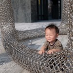 穿梭在藝術(shù)、人文之間，座立於街廓的藝術(shù)品，陪伴家人們未來的日子。暖洋洋的好天氣，日光打在孩子的燦笑上，心也跟著融化了！