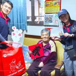 「阿嬤，送年菜囉!」將年菜送到獨居長輩手中的同時，也不忘送上新業(yè)同仁親手繪製的祝?？ㄆ?，暖心的問候。