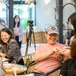 住戶們熱絡(luò)的與講師分享交流，新業(yè)致上客製化生活小物-皮尺。