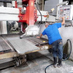 透過高壓水流裁切石材，能有效冷卻與抑制粉塵，使用大型裁切能減少人力負(fù)擔(dān)，確保切面平整與精確度，提升工作效率。