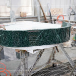 以多片平板的原料拼接出圓弧面，組合過程極需耐心及專業(yè)度，利用不同角度達(dá)成建築空間理想的曲面，最後拋光打磨讓表面呈現(xiàn)光滑的質(zhì)感。