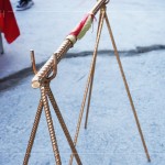 「上樑」指安裝建築物屋頂最高的大樑，代表著結(jié)構(gòu)體的完成，現(xiàn)代的建築物把鋼筋水泥蓋到最頂層，準備最後的灌漿時，以「金色鋼筋」為象徵來舉行上樑儀式。