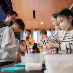 協(xié)力進行秤量、分裝，過程充滿參與感及合作的溫度，從一開始就帶著共同完成的意義，成為這場 DIY 體驗最真實的基底。