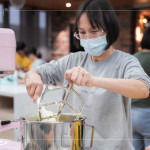 攪拌麵糊的步驟需要多次分段進行，從奶油打發(fā)的蓬鬆度、麵糊拌合的手感，到每一道步驟對時間與比例的掌握，都是經驗與專注的累積。