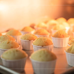 一顆顆圓潤的蛋糕在烤箱中緩緩膨起，尚未裝飾的素樸模樣，為接下來的創(chuàng)意留下空白，鋪墊一段即將展開的甜美想像。