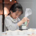 小小雙手緊握擠花袋，細心為杯子蛋糕擠上糖霜，手作成了最甜的學習，悄悄留下屬於成長與節(jié)日的美好回憶。