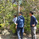 新業(yè)建設(shè)簡(jiǎn)福榮總經(jīng)理(左一)與吳志輝建築師(中)，親赴彰化田尾，尋找羅漢松、烏臼、櫸木、楓樹等合適樹種。