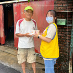 「送便當(dāng)囉！」這不僅是一個(gè)單純的送餐服務(wù)，過(guò)程中提供關(guān)懷、傳遞訊息，最終目的是希望長(zhǎng)輩們能健康生活。