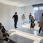 啟發(fā)自古代炕區(qū)及卡通龍貓豆豆龍掉進洞穴的靈感，現(xiàn)場來賓迫不及待體驗這奇妙之交誼廳空間！