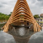 外圍的環(huán)繞式水池，為它帶來特殊的光影看點(diǎn)。業(yè)者提供