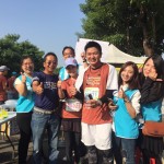 新業(yè)大家長──卓勝隆董事長(左二)與21K同仁跑者開心合影，大夥兒笑容比晨光更加燦爛！