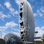 南港辦公大樓「砳建築」入圍2018 WAF「辦公大樓類」，以基隆河鵝卵石為設(shè)計靈感，目前是臺灣獨(dú)一無二弧型水晶建築，Aedas 全球設(shè)計董事 Dr. Andy Wen（溫子先）設(shè)計。圖／WAF