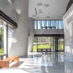 曲牆、曲柱的元素揉入結構體，讓我們的五感隨之延伸，甚至跟著建築的毛孔一同通透呼吸－新業(yè)觀峰 完工實景圖。