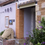 瓊林聚落有歷經(jīng)百年的傳統(tǒng)閩南式建築，古厝的每個細節(jié)皆雕工精緻，古色古香的建築搭配扶疏草木，思古之幽情油然而生！