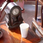 古崗樓內(nèi)，我們在古董老鐘的相伴下，品嘗著乳酪蛋糕共度午茶時光。稍微歇歇腿，為四處走透透的行程暫時畫下逗點，小憩一會繼續(xù)啟程！