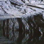 由人工鑿就的翟山坑道，是八二三砲戰(zhàn)期間的戰(zhàn)事要地，負責運送、容納42艘船，巨長的坑道簡直是鬼斧神工！