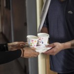 伸出一雙關懷的手，現(xiàn)做熱騰騰的飯包，也彷彿一道暖流流進彼此心裡。