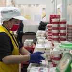 「900個熱騰騰的飯包」，甘霖基金會需依照每位長輩的飲食需求、身體狀況來客製化營養(yǎng)均衡的餐點。