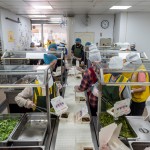 清晨六點半，廚房內(nèi)的志工開始各就各位，前處理區(qū)、烹調(diào)區(qū)、備餐區(qū)等，我們也站在輸送臺旁、各自的崗位上，依照各長輩的飲食需求配膳及調(diào)整菜量，與時間賽跑，好讓每天熱騰騰的飯包準時送達。