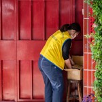 「阿嬤不在家，應該是出門撿回收還沒回來吧!」沒看見熟悉的人影，志工將便當放進一旁的紙箱保溫，也期待著下次串門與阿嬤聊天。