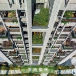 在新業(yè)的作品之中，垂直綠化的設(shè)計，不單單在平面造林，我們更往上築林，築起都市一座座森林！大量地植入多樣化的原生種，樹木不僅可吸附空氣中的汙染分子，也可以中和都市中的碳排放，自然共好，永續(xù)未來。