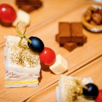 在多種酒款之間，佐以小食－炭烤燻雞三明治、帕馬森起司串、生巧克力與焦糖堅(jiān)果塔，輕巧口感不搶味蕾，享受著愉快舒心的美好食光。