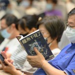 相聲瓦舍笑中帶淚的2022年度大戲《鱷魚不見了》劇本，讓人止不住高亢的笑聲，也令人在靜思時(shí)細(xì)細(xì)品味。