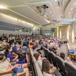 偌大的會(huì)場(chǎng)，不到一會(huì)兒時(shí)間，早已座無虛席。