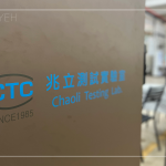 新業(yè)職人團(tuán)隊來到位於桃園的第三方測試單位 兆立科技風(fēng)雨實驗室，把關(guān)氣密窗的風(fēng)雨性能測試，符合國際規(guī)範(fàn)，在數(shù)據(jù)結(jié)果更具正確性與公信力。