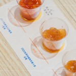 將水果搗碎或切塊，熬煮後釋出果膠凝結成醬，吃得到果粒，屬於『有魂有體』的果醬，英文為『Jam』。