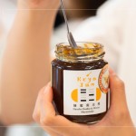 柯亞老師曾說『南莊橙』是入行以來最具挑戰(zhàn)的嘗試，近兩年的時間調配了30幾款版本，成功找回半世紀前的味道，把在地民族的歷史保存在果醬裡。