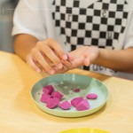 用雙手揉搓火龍果粉圓，每一顆都擁有手工製作的獨特感，期待成品端上桌的那一刻。