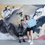 等待進場的時間裡，與家人共同合影留念，記錄下這美好的時刻。