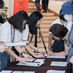 於新業(yè)建設(shè)專屬領(lǐng)票處，仔細與住戶核對資料及票卷，讓住戶可以安心地入場觀影。