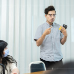 由甘霖基金會(huì)-楊子賢主任與新業(yè)同仁分享送餐服務(wù)的初衷與目的，期許當(dāng)天的志工體驗(yàn)?zāi)芨钋械倪M(jìn)行，共同傳遞真誠(chéng)與關(guān)懷。