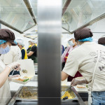 新業(yè)同仁走進(jìn)「甘霖基金會(huì)」廚房，用雙手盛裝關(guān)懷，將一份份餐點(diǎn)化作支持與陪伴，傳遞到每位長(zhǎng)輩餐桌上。