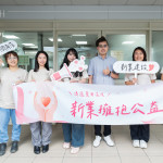 新業(yè)建設(shè)與甘霖基金會(huì)從109年攜手合作，參與送年菜活動(dòng)、擔(dān)任送餐志工、親手製作中秋月餅、端午肉粽致贈(zèng)長(zhǎng)輩，用實(shí)際行動(dòng)展現(xiàn)最真心的承諾。(圖右三為甘霖基金會(huì)－楊子賢主任)