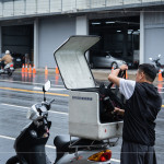 當(dāng)天即使下著雨，送餐也不停歇，志工們騎車(chē)或開(kāi)車(chē)穿梭在巷弄間，每次啟程都是一份責(zé)任，確保每位在家中等候的長(zhǎng)輩，安心享用餐點(diǎn)。