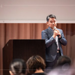 新業(yè)建設(shè)邱正光副總經(jīng)理帶領(lǐng)新業(yè)職人團(tuán)隊(duì)，透過說明會(huì)與住戶對話，展現(xiàn)公司對客戶溝通的高度重視與責(zé)任感。