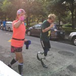 讓所有人感動的一張照片，即使雙腳不完美但依然堅持著挑戰(zhàn)跑10K的距離，
對運(yùn)動的熱愛與初心讓人由衷感佩！     
