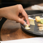 觸覺(jué)先行，透過(guò)指尖最直覺(jué)的傳遞每款乳酪的質(zhì)地，品味乳酪不只是「吃」的動(dòng)作，更是五感的交響。